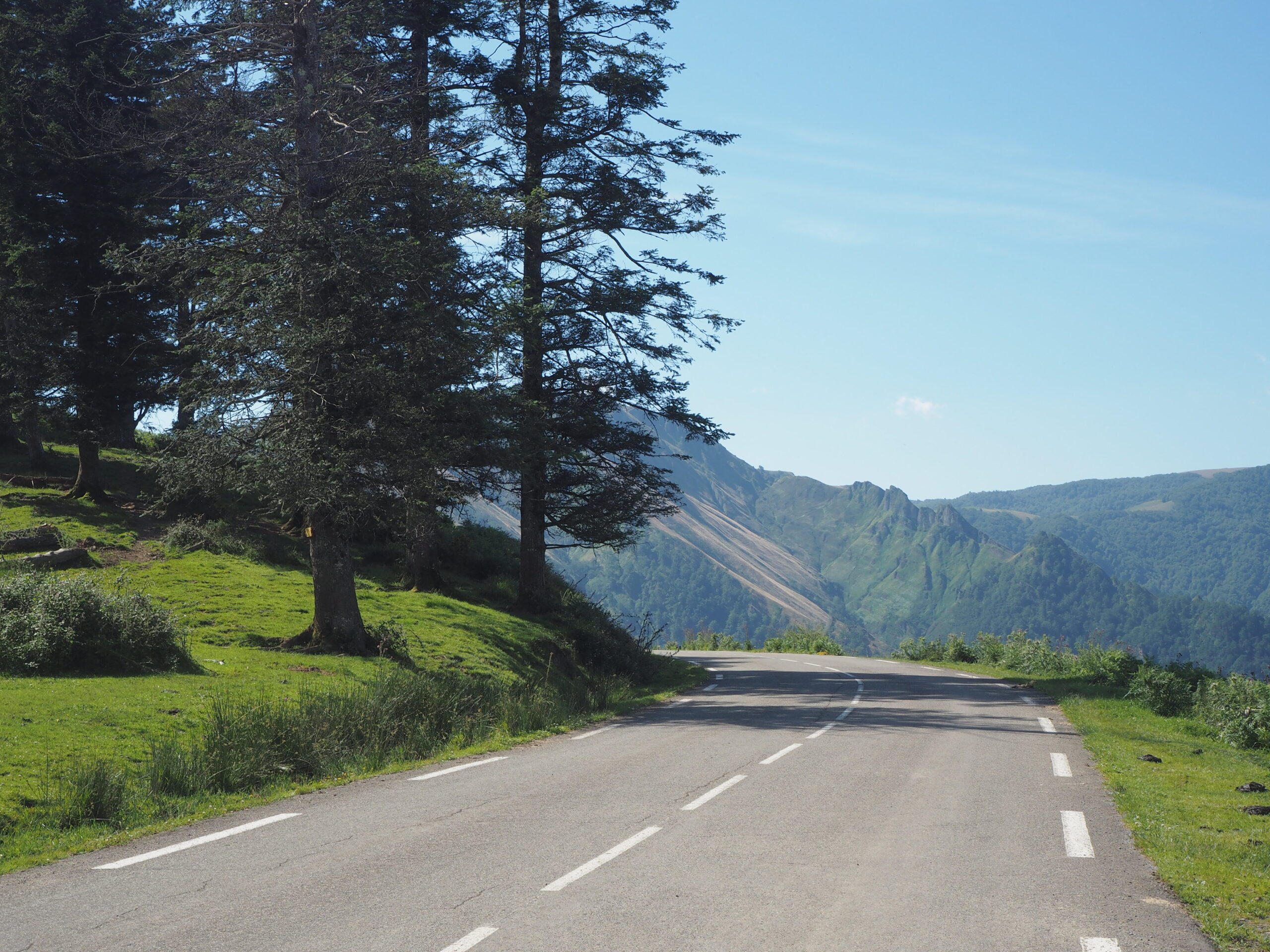 Route pyrénéenne en été